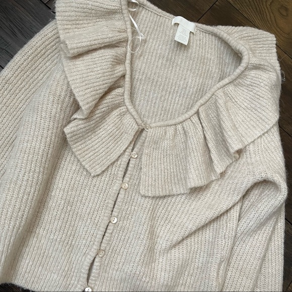 H&M ruffled cropped cardigan - Picture 2 of 3